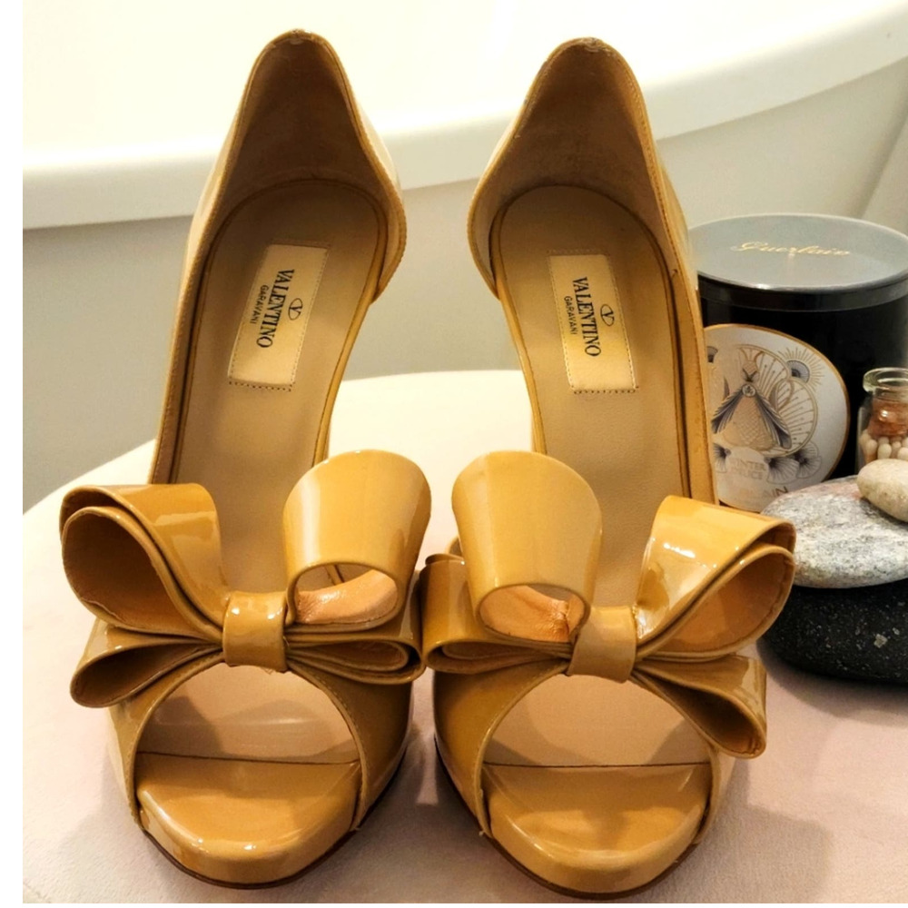 Valentino Garavani Bow Pumps.